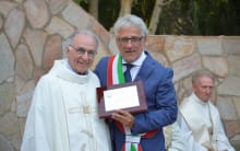 Il sindaco Nicolò Termine consegna targa a don Giuseppe Miliziano a ome di tutti i cattolicesi
