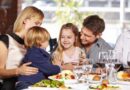 Protocollo per bambini al ristorante, menu sotto 10 euro: sottoscritto da 5 ministeri, offerte infrasettimanali a famiglie